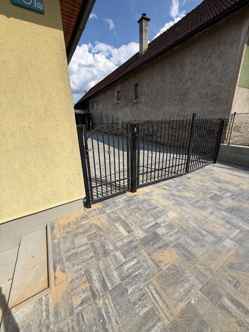Hotová zámková dlažba a nová brána