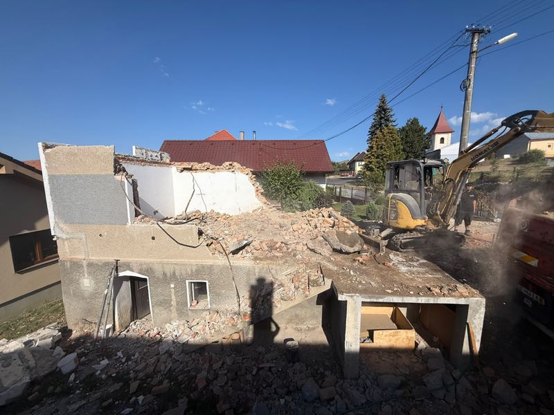 Rozbúraný dom počas demolácie