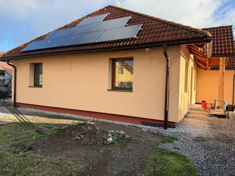 Rodinný dom s novou fasádou po zateplení, realizácia Fixor