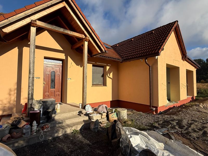 Rodinný dom s novou fasádou po zateplení, realizácia Fixor