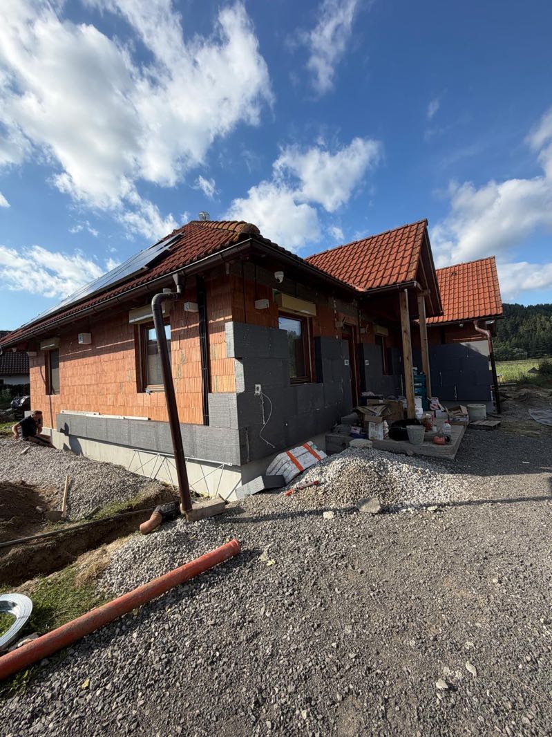 Hrubá stavba rodinného domu s novou strechou