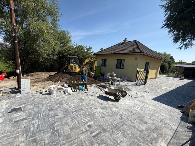 Pokládka zámkovej dlažby na dvore rodinného domu